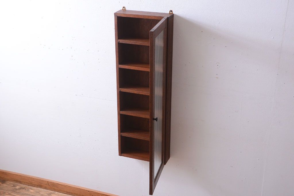 アンティーク家具　アンティーク　モールガラス入り!古い木製のお洒落な縦型壁掛け戸棚(1)