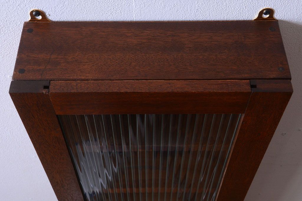 アンティーク家具　アンティーク　モールガラス入り!古い木製のお洒落な縦型壁掛け戸棚(1)