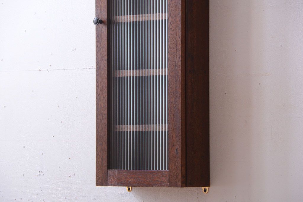 アンティーク家具　アンティーク　モールガラス入り!古い木製のお洒落な縦型壁掛け戸棚(1)