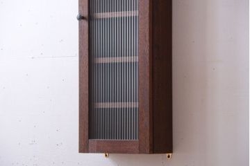 アンティーク家具　アンティーク　モールガラス入り!古い木製のお洒落な縦型壁掛け戸棚(1)