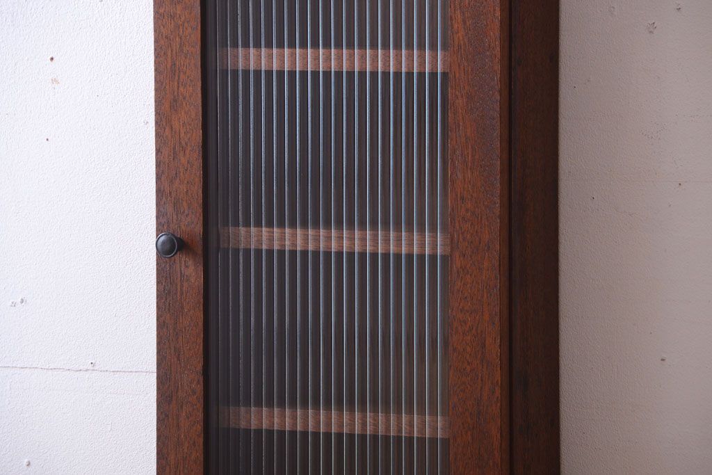 アンティーク家具　アンティーク　モールガラス入り!古い木製のお洒落な縦型壁掛け戸棚(1)