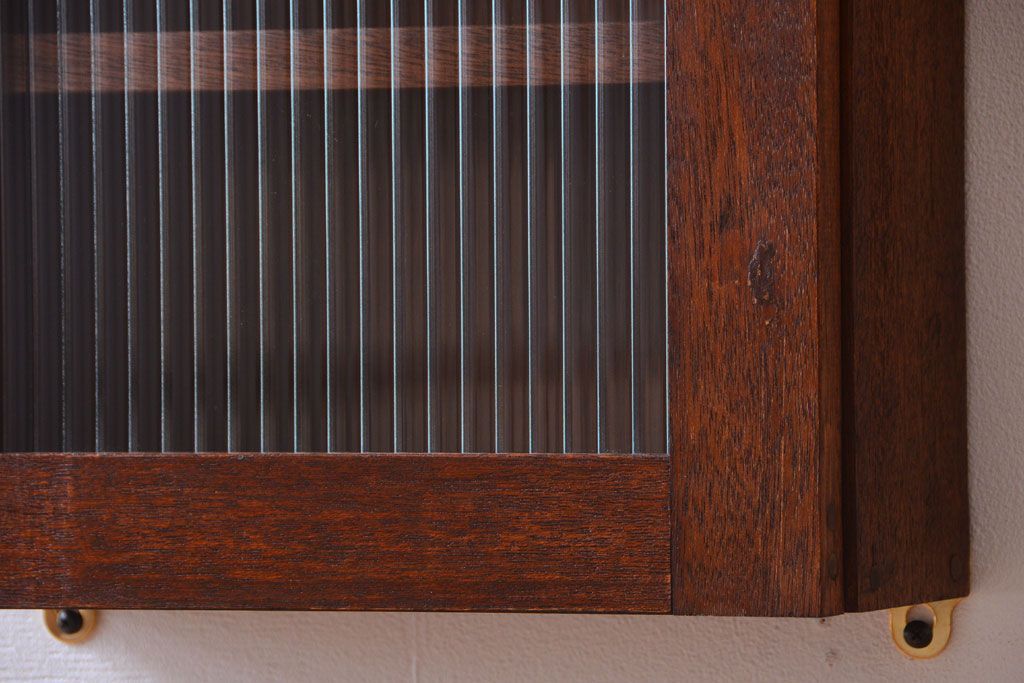 アンティーク家具　アンティーク　モールガラス入り!古い木製のお洒落な縦型壁掛け戸棚(1)