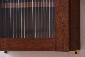 アンティーク家具　アンティーク　モールガラス入り!古い木製のお洒落な縦型壁掛け戸棚(1)