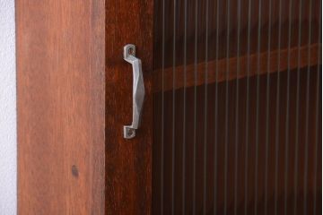 アンティーク家具　アンティーク　モールガラス入り!古い木製のお洒落な縦型壁掛け戸棚(2)