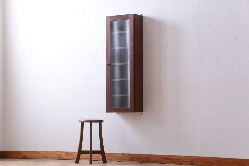 アンティーク家具　アンティーク　モールガラス入り!古い木製のお洒落な縦型壁掛け戸棚(3)