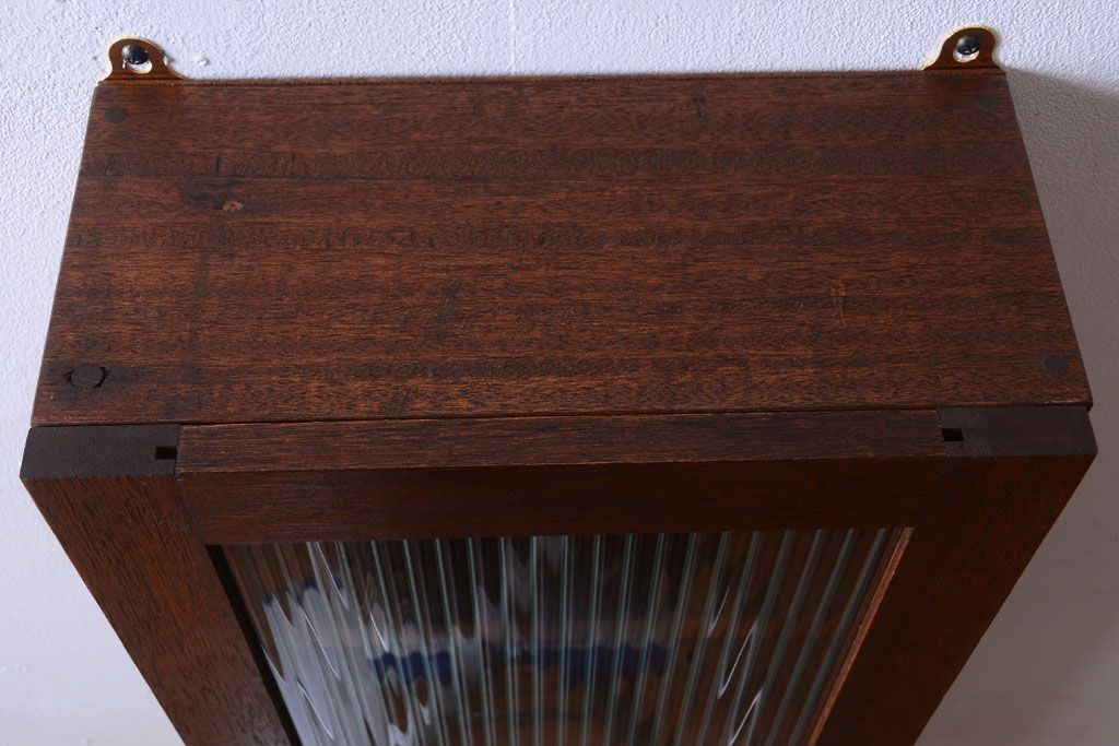 アンティーク家具　アンティーク　モールガラス入り!古い木製のお洒落な縦型壁掛け戸棚(3)