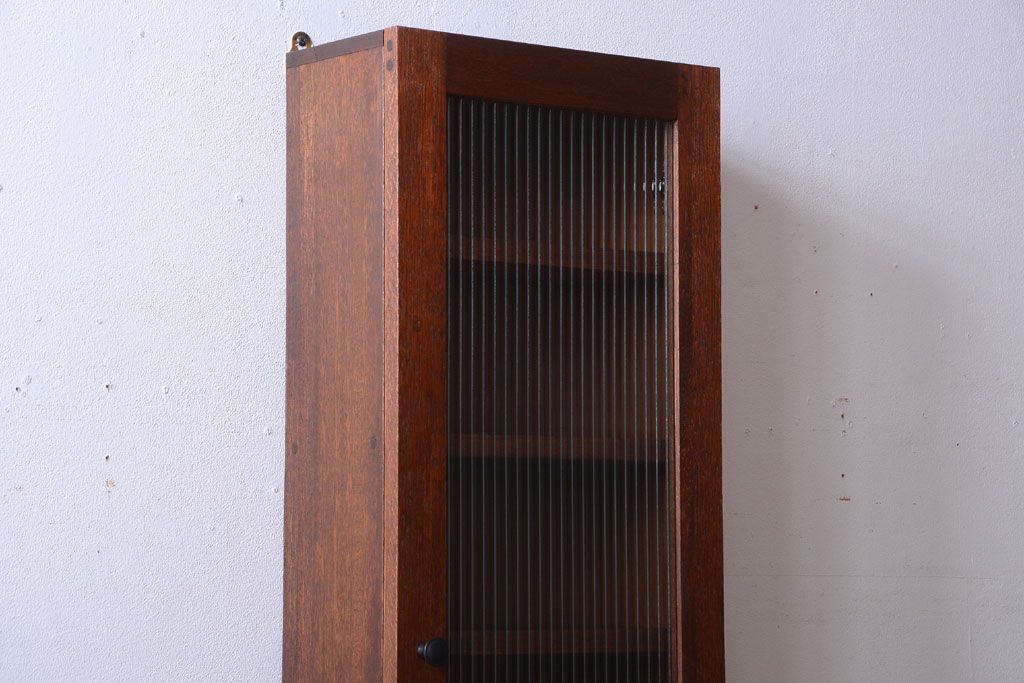 アンティーク家具　アンティーク　モールガラス入り!古い木製のお洒落な縦型壁掛け戸棚(3)