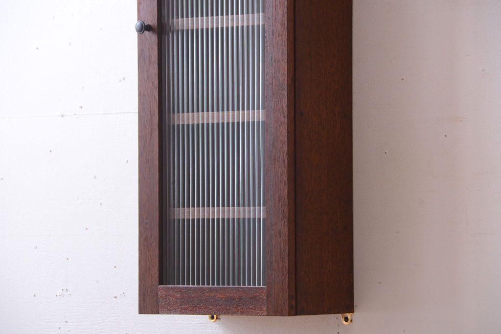 アンティーク家具　アンティーク　モールガラス入り!古い木製のお洒落な縦型壁掛け戸棚(3)