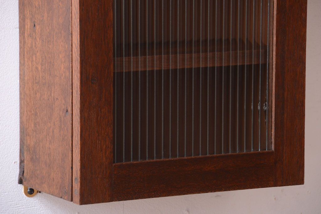 アンティーク家具　アンティーク　モールガラス入り!古い木製のお洒落な縦型壁掛け戸棚(3)