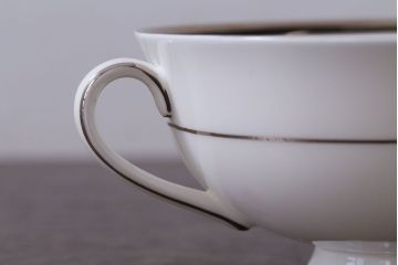 アンティーク雑貨　中古 イギリス ROYAL DOULTON(ロイヤルドルトン) SARABANDE(サラバンド)ダブルハンドルスープカップ&ソーサー(洋食器)