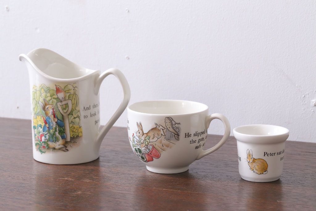 アンティーク雑貨　中古　イギリスWedgwood(ウェッジウッド)　ピーターラビット　カップなど3点セット(洋食器)