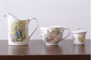 アンティーク雑貨　中古　イギリスWedgwood(ウェッジウッド)　ピーターラビット　カップなど3点セット(洋食器)