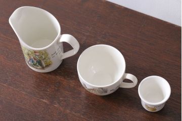 アンティーク雑貨　中古　イギリスWedgwood(ウェッジウッド)　ピーターラビット　カップなど3点セット(洋食器)