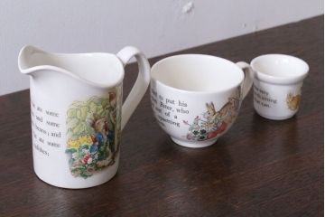 アンティーク雑貨　中古　イギリスWedgwood(ウェッジウッド)　ピーターラビット　カップなど3点セット(洋食器)