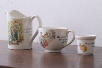 アンティーク雑貨　中古　イギリスWedgwood(ウェッジウッド)　ピーターラビット　カップなど3点セット(洋食器)
