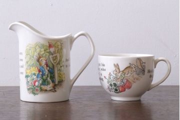 アンティーク雑貨　中古　イギリスWedgwood(ウェッジウッド)　ピーターラビット　カップなど3点セット(洋食器)