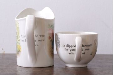アンティーク雑貨　中古　イギリスWedgwood(ウェッジウッド)　ピーターラビット　カップなど3点セット(洋食器)