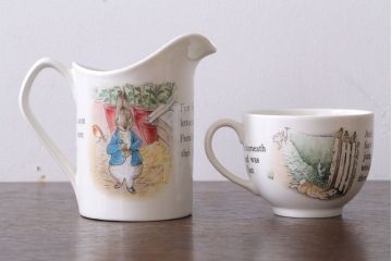 アンティーク雑貨　中古　イギリスWedgwood(ウェッジウッド)　ピーターラビット　カップなど3点セット(洋食器)