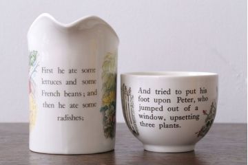 アンティーク雑貨　中古　イギリスWedgwood(ウェッジウッド)　ピーターラビット　カップなど3点セット(洋食器)