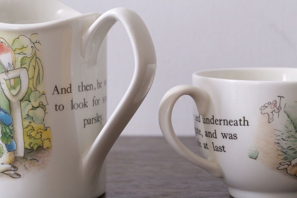 アンティーク雑貨　中古　イギリスWedgwood(ウェッジウッド)　ピーターラビット　カップなど3点セット(洋食器)