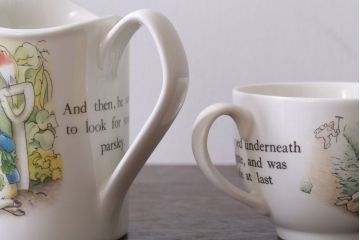 アンティーク雑貨　中古　イギリスWedgwood(ウェッジウッド)　ピーターラビット　カップなど3点セット(洋食器)