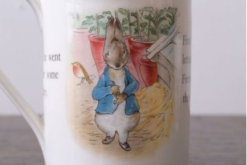 アンティーク雑貨　中古　イギリスWedgwood(ウェッジウッド)　ピーターラビット　カップなど3点セット(洋食器)