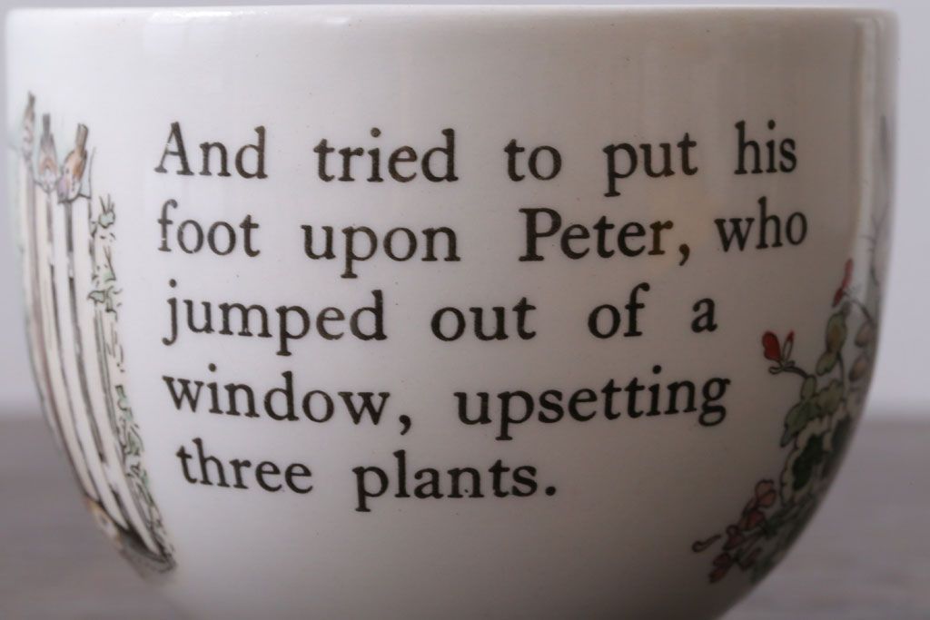 アンティーク雑貨　中古　イギリスWedgwood(ウェッジウッド)　ピーターラビット　カップなど3点セット(洋食器)