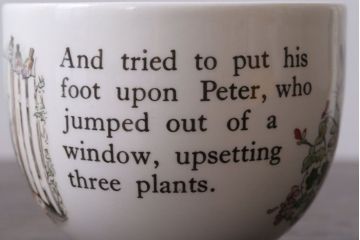 アンティーク雑貨　中古　イギリスWedgwood(ウェッジウッド)　ピーターラビット　カップなど3点セット(洋食器)