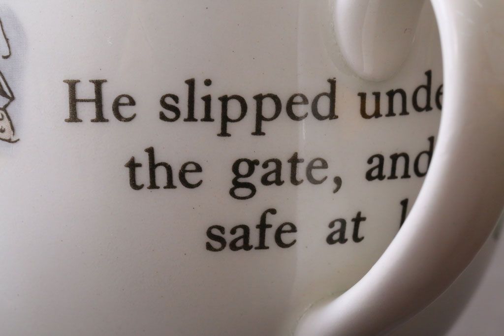 アンティーク雑貨　中古　イギリスWedgwood(ウェッジウッド)　ピーターラビット　カップなど3点セット(洋食器)