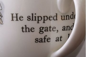 アンティーク雑貨　中古　イギリスWedgwood(ウェッジウッド)　ピーターラビット　カップなど3点セット(洋食器)