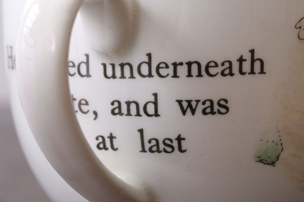 アンティーク雑貨　中古　イギリスWedgwood(ウェッジウッド)　ピーターラビット　カップなど3点セット(洋食器)