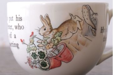 アンティーク雑貨　中古　イギリスWedgwood(ウェッジウッド)　ピーターラビット　カップなど3点セット(洋食器)