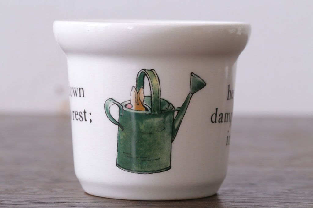アンティーク雑貨　中古　イギリスWedgwood(ウェッジウッド)　ピーターラビット　カップなど3点セット(洋食器)