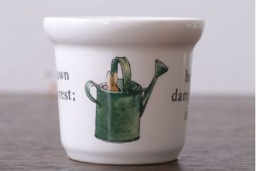 アンティーク雑貨　中古　イギリスWedgwood(ウェッジウッド)　ピーターラビット　カップなど3点セット(洋食器)