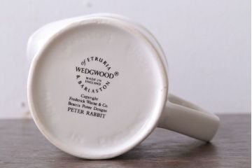 アンティーク雑貨　中古　イギリスWedgwood(ウェッジウッド)　ピーターラビット　カップなど3点セット(洋食器)