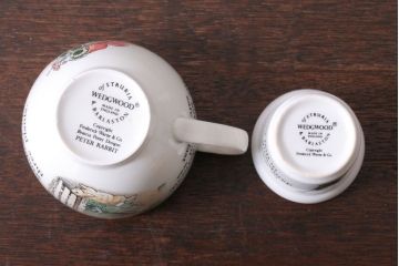 アンティーク雑貨　中古　イギリスWedgwood(ウェッジウッド)　ピーターラビット　カップなど3点セット(洋食器)