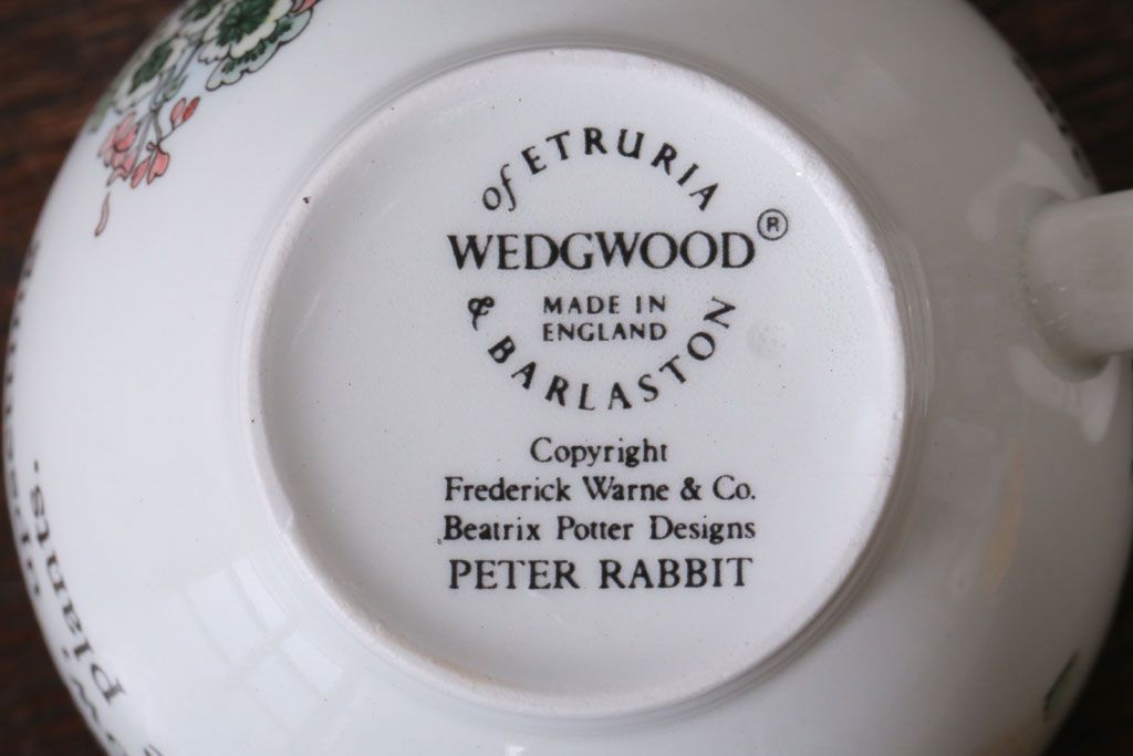アンティーク雑貨　中古　イギリスWedgwood(ウェッジウッド)　ピーターラビット　カップなど3点セット(洋食器)
