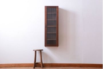 アンティーク家具　アンティーク　モールガラス入り!古い木製のお洒落な縦型壁掛け戸棚