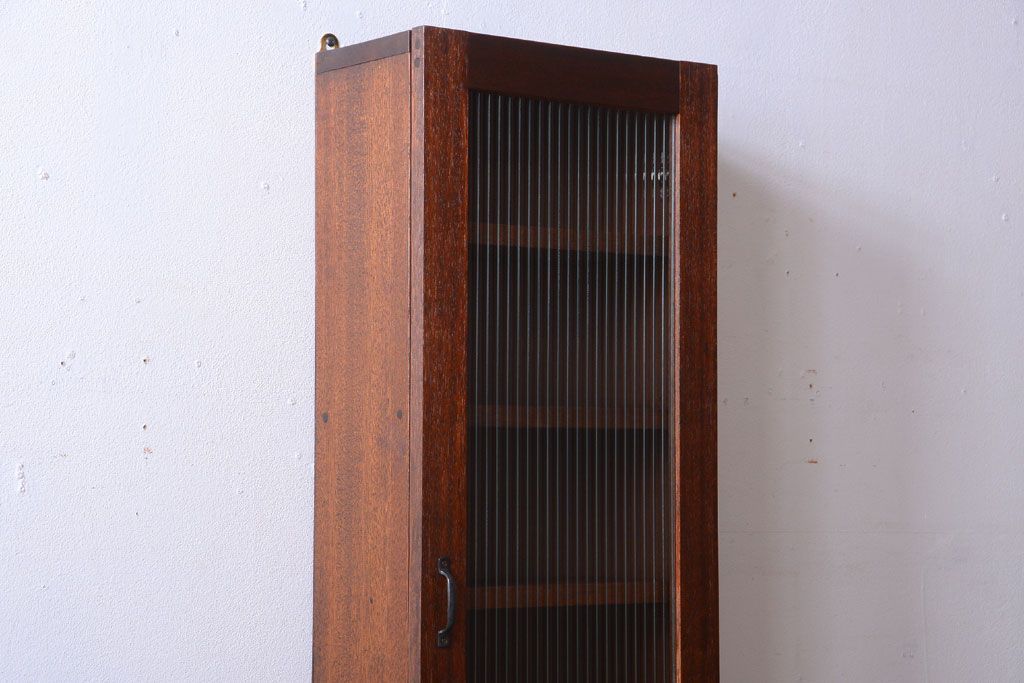 アンティーク家具　アンティーク　モールガラス入り!古い木製のお洒落な縦型壁掛け戸棚