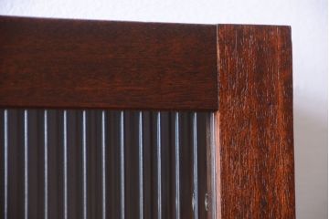 アンティーク家具　アンティーク　モールガラス入り!古い木製のお洒落な縦型壁掛け戸棚