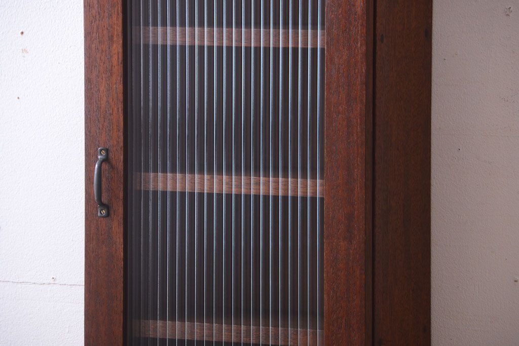 アンティーク家具　アンティーク　モールガラス入り!古い木製のお洒落な縦型壁掛け戸棚