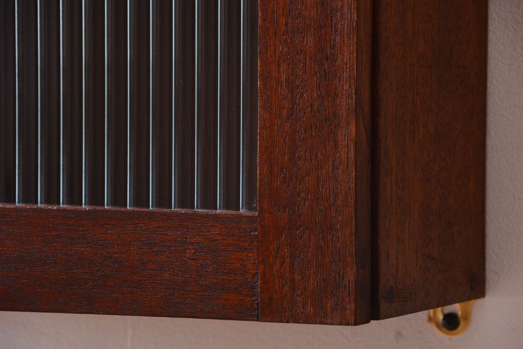 アンティーク家具　アンティーク　モールガラス入り!古い木製のお洒落な縦型壁掛け戸棚