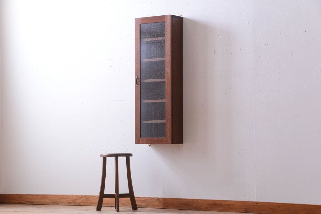 アンティーク家具　アンティーク　気泡ガラス扉!古い木製のお洒落な縦型壁掛け戸棚(1)