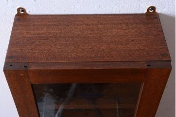 アンティーク家具　アンティーク　気泡ガラス扉!古い木製のお洒落な縦型壁掛け戸棚(1)