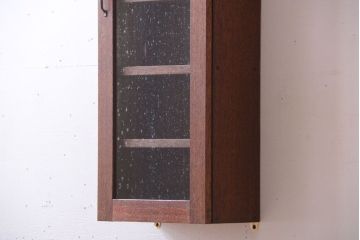 アンティーク家具　アンティーク　気泡ガラス扉!古い木製のお洒落な縦型壁掛け戸棚(1)