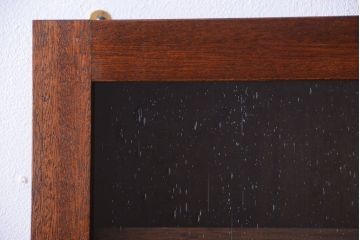 アンティーク家具　アンティーク　気泡ガラス扉!古い木製のお洒落な縦型壁掛け戸棚(1)