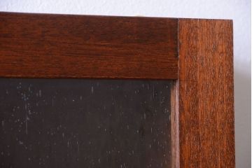 アンティーク家具　アンティーク　気泡ガラス扉!古い木製のお洒落な縦型壁掛け戸棚(1)