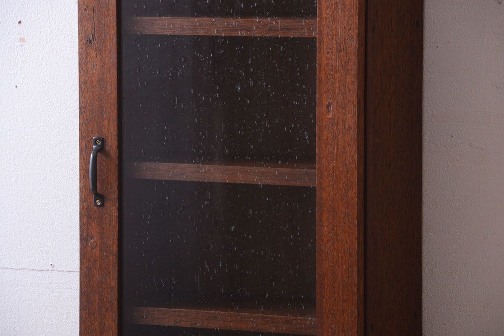 アンティーク家具　アンティーク　気泡ガラス扉!古い木製のお洒落な縦型壁掛け戸棚(1)