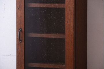 アンティーク家具　アンティーク　気泡ガラス扉!古い木製のお洒落な縦型壁掛け戸棚(1)