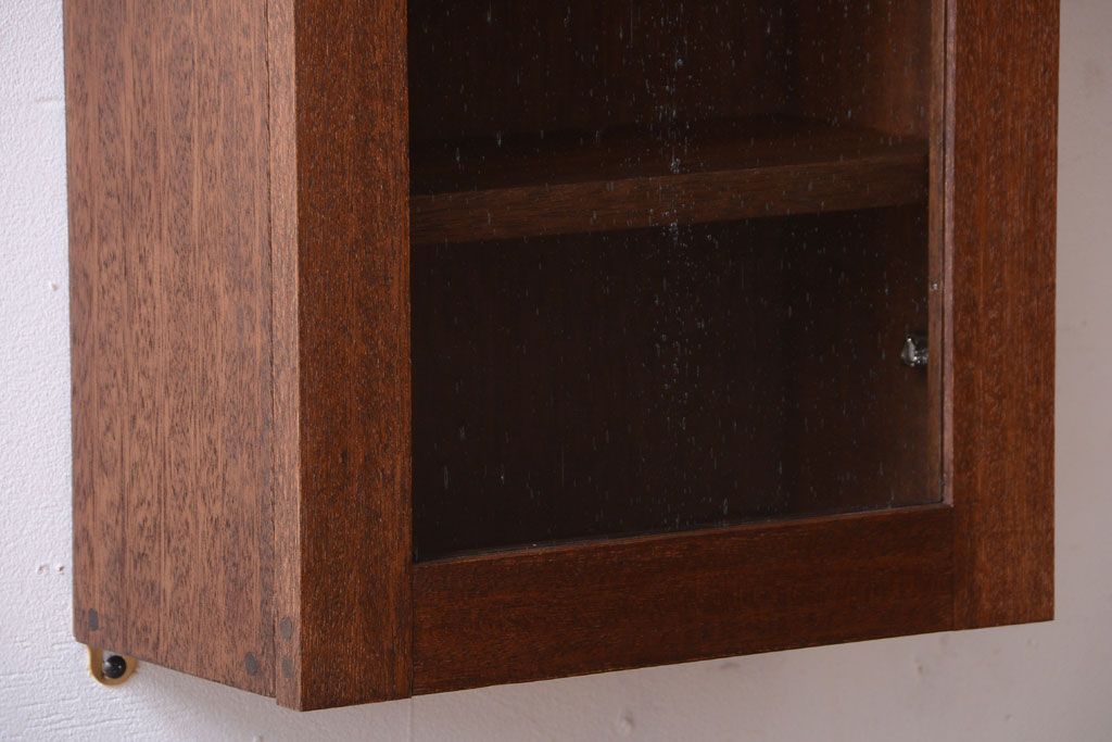 アンティーク家具　アンティーク　気泡ガラス扉!古い木製のお洒落な縦型壁掛け戸棚(1)